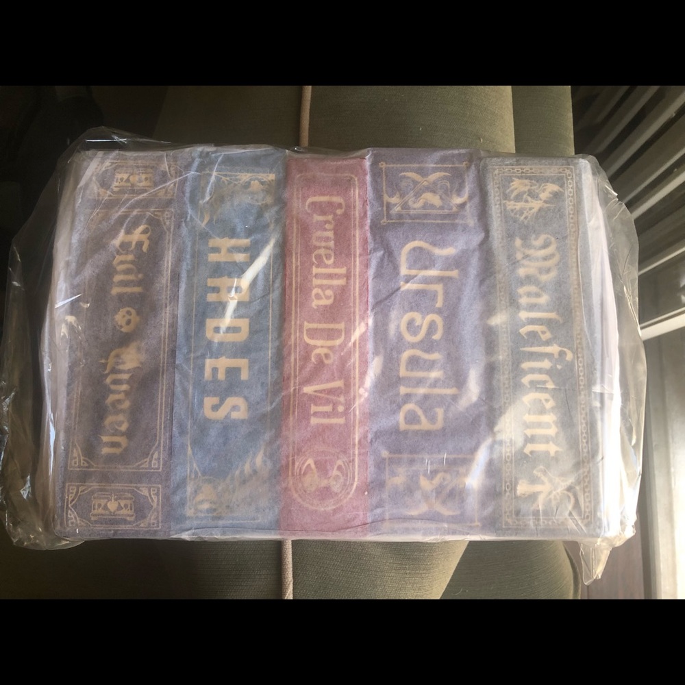 *NWT* VILLAINS BOOKS LOUNGEFLY Bag